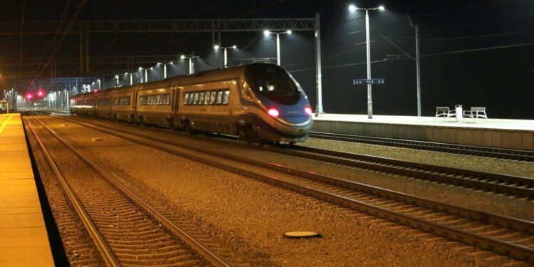 11.11.2020. Włoszczowa. Przystanek kolejowy Włoszczowa Północ. Centralna Magistrala Kolejowa. CMK. Pociąg. Intercity. Pendolino / Robert Felczak / Radio Kielce