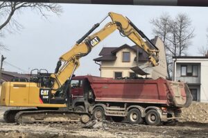 04.03.2021. Jędrzejów. Budowa wielofunkcyjnego boiska przy szkole podstawowej nr 2 / Ewa Pociejowska-Gawęda / Radio Kielce