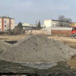 04.03.2021. Jędrzejów. Budowa wielofunkcyjnego boiska przy szkole podstawowej nr 2 / Ewa Pociejowska-Gawęda / Radio Kielce