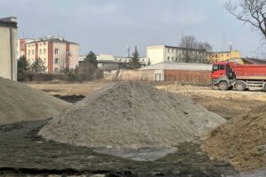 04.03.2021. Jędrzejów. Budowa wielofunkcyjnego boiska przy szkole podstawowej nr 2 / Ewa Pociejowska-Gawęda / Radio Kielce