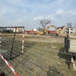 04.03.2021. Jędrzejów. Budowa wielofunkcyjnego boiska przy szkole podstawowej nr 2 / Ewa Pociejowska-Gawęda / Radio Kielce