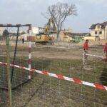 04.03.2021. Jędrzejów. Budowa wielofunkcyjnego boiska przy szkole podstawowej nr 2 / Ewa Pociejowska-Gawęda / Radio Kielce