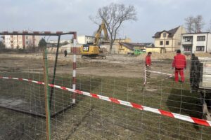 04.03.2021. Jędrzejów. Budowa wielofunkcyjnego boiska przy szkole podstawowej nr 2 / Ewa Pociejowska-Gawęda / Radio Kielce