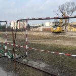 04.03.2021. Jędrzejów. Budowa wielofunkcyjnego boiska przy szkole podstawowej nr 2 / Ewa Pociejowska-Gawęda / Radio Kielce