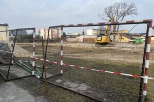 04.03.2021. Jędrzejów. Budowa wielofunkcyjnego boiska przy szkole podstawowej nr 2 / Ewa Pociejowska-Gawęda / Radio Kielce