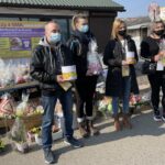 27.03.2021. Sandomierz. Wielkanocny kiermasz dla Bartusia. Na zdjęciu (od lewej): Paweł Kotowski, Anna Papaj - koordynatorka zbiórki pieniędzy dla Bartusia, Dorota Łojek, Agnieszka Przychodzka - mama Bartusia i Barbara Malarz / Grażyna Szlęzak-Wójcik / Radio Kielce