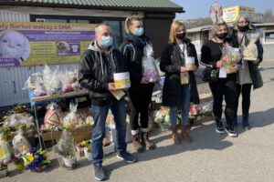 27.03.2021. Sandomierz. Wielkanocny kiermasz dla Bartusia. Na zdjęciu (od lewej): Paweł Kotowski, Anna Papaj - koordynatorka zbiórki pieniędzy dla Bartusia, Dorota Łojek, Agnieszka Przychodzka - mama Bartusia i Barbara Malarz / Grażyna Szlęzak-Wójcik / Radio Kielce