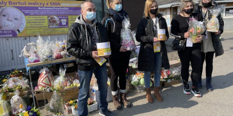 27.03.2021. Sandomierz. Wielkanocny kiermasz dla Bartusia. Na zdjęciu (od lewej): Paweł Kotowski, Anna Papaj - koordynatorka zbiórki pieniędzy dla Bartusia, Dorota Łojek,  Agnieszka Przychodzka - mama Bartusia i Barbara Malarz / Grażyna Szlęzak-Wójcik / Radio Kielce