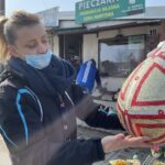 27.03.2021. Sandomierz. Wielkanocny kiermasz dla Bartusia. Na zdjęciu: Anna Papaj - koordynatorka zbiórki pieniędzy dla Bartusia / Grażyna Szlęzak-Wójcik / Radio Kielce