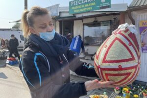 27.03.2021. Sandomierz. Wielkanocny kiermasz dla Bartusia. Na zdjęciu: Anna Papaj - koordynatorka zbiórki pieniędzy dla Bartusia / Grażyna Szlęzak-Wójcik / Radio Kielce