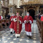 28.03.2021 Sandomierz. Bazylika katedralna. Msza święta w Niedzielę Palmową. W środku: biskup Krzysztof Nitkiewicz / Grażyna Szlęzak-Wójcik / Radio Kielce