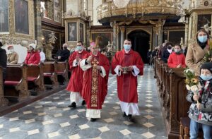 28.03.2021 Sandomierz. Bazylika katedralna. Msza święta w Niedzielę Palmową. W środku: biskup Krzysztof Nitkiewicz / Grażyna Szlęzak-Wójcik / Radio Kielce