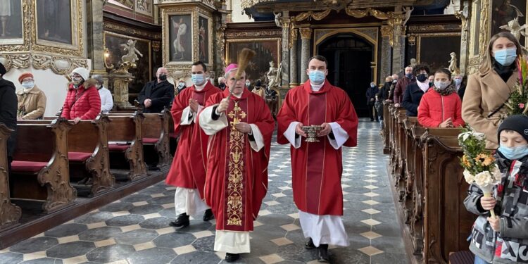 28.03.2021 Sandomierz. Bazylika katedralna. Msza święta w Niedzielę Palmową. W środku: biskup Krzysztof Nitkiewicz / Grażyna Szlęzak-Wójcik / Radio Kielce