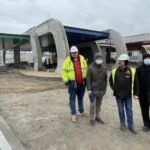 05.03.2021. Jędrzejów. Budowa Centrum Obsługi Pasażera. Na zdjęciu (od lewej): Sebastian Radecki - inżynier budowy, Grzegorz Maruszak - pracownik Urzędu Miasta w Jędrzejowie, Marek Bielecki - kierownik budowy z firmy Tigma-Bud i Marcin Piszczek - burmistrz Jędrzejowa / Ewa Pociejowska-Gawęda / Radio Kielce