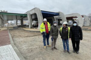 05.03.2021. Jędrzejów. Budowa Centrum Obsługi Pasażera. Na zdjęciu (od lewej): Sebastian Radecki - inżynier budowy, Grzegorz Maruszak - pracownik Urzędu Miasta w Jędrzejowie, Marek Bielecki - kierownik budowy z firmy Tigma-Bud i Marcin Piszczek - burmistrz Jędrzejowa / Ewa Pociejowska-Gawęda / Radio Kielce