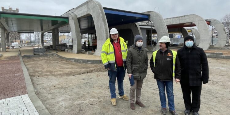 05.03.2021. Jędrzejów. Budowa Centrum Obsługi Pasażera. Na zdjęciu (od lewej): Sebastian Radecki - inżynier budowy, Grzegorz Maruszak - pracownik Urzędu Miasta w Jędrzejowie, Marek Bielecki - kierownik budowy z firmy Tigma-Bud i Marcin Piszczek - burmistrz Jędrzejowa / Ewa Pociejowska-Gawęda / Radio Kielce