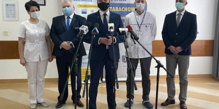 11.03.2021. Starachowice. Konferencja w sprawie zatrudnienia lekarzy z Białorusi. Na zdjęciu (od lewej): dr Iryna Roukach, Robert Sowula - członek zarządu powiatu starachowickiego, Piotr Babicki - starosta Starachowicki, dr Aleksander Anosov i Grzegorz Kaleta - dyrektor szpitala w Starachowicach / Anna Głąb / Radio Kielce