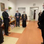 31.03.2021 Sandomierz. Przekazanie pomocy żywnościowej. Na zdjęciu od lewej biskup Krzysztof Nitkiewicz, ks. Tomasz Szostek, ks. Bogusław Pitucha - dyrektor Caritas Diecezji Sandomierskiej, Anna Suska - kierownik noclegowni w Tarnobrzegu / Grażyna Szlęzak-Wójcik / Radio Kielce