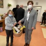 31.03.2021 Sandomierz. Przekazanie pomocy żywnościowej. Na zdjęciu: Maria Szot i Krystyna Goździewska Schronisko dla Bezdomnych Kobiet w Rudniku nad Sanem / Grażyna Szlęzak-Wójcik / Radio Kielce