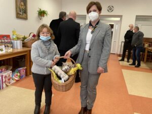 31.03.2021 Sandomierz. Przekazanie pomocy żywnościowej. Na zdjęciu: Maria Szot i Krystyna Goździewska Schronisko dla Bezdomnych Kobiet w Rudniku nad Sanem / Grażyna Szlęzak-Wójcik / Radio Kielce