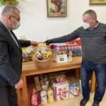 31.03.2021 Sandomierz. Przekazanie pomocy żywnościowej. Na zdjęciu ks. Bogusław Pitucha - dyrektor Caritas Diecezji Sandomierskiej i Zenon Gielarek - Towarzystwo św. Brata Alberta w Stalowej Woli / Grażyna Szlęzak-Wójcik / Radio Kielce