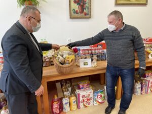 31.03.2021 Sandomierz. Przekazanie pomocy żywnościowej. Na zdjęciu ks. Bogusław Pitucha - dyrektor Caritas Diecezji Sandomierskiej i Zenon Gielarek - Towarzystwo św. Brata Alberta w Stalowej Woli / Grażyna Szlęzak-Wójcik / Radio Kielce