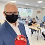 07.03.2021. Małogoszcz. "Daj prezent życia" - akcja oddawania krwi. Na zdjęciu: Mariusz Piotrowski - burmistrz Małogoszcza / Ewa Pociejowska-Gawęda / Radio Kielce