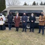 23.02.2021. Kałków-Godów. Przekazanie samochodu dla WTZ. Na zdjęciu (od lewej): Roman Konopka - kierownik WTZ , ks. Zbigniew Stanios, Wiesław Daszkowski - dyrektor PCPR w Starachowicach, senator Krzysztof Słoń, Rafał Nowak - wicewojewoda świętokrzyski, Andrzej Michalski - dyrektor PFRON, Piotr Babicki - starosta starachowicki, Dariusz Dąbrowski - wicestarosta starachowicki / Anna Głąb / Radio Kielce