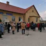 16.03.2021 Szczaworyż. Spotkanie mieszkańców dotyczące likwidacji przychodni. Przy mikrofonie radny sejmiku i przewodniczący komisji zdrowia, Maciej Gawin / Marta Gajda / Radio Kielce