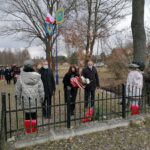 18.03.2021 Grochowiska. Rocznica bitwy Powstania Styczniowego. Na zdjęciu (od lewej): Włodzimierz Badurak - burmistrz Pińczowa, Beata Kita - zastępca burmistrz, Zdzisław Woźniak - przewodniczący rady miejskiej w Pińczowie / Marta Gajda / Radio Kielce