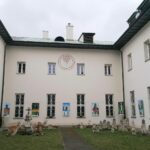 Zegar słoneczny na wirydarzu pińczowskiego „Belwederu” / Marta Gajda / Radio Kielce