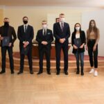 04.03.2021. Kielce. Na zdjęciu: prezydent Bogdan Wenta wręczył sportowcom podziękowania za dotychczasowe wyniki sportowe i życzył kolejnych sukcesów / UM Kielce