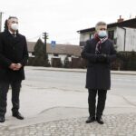 07.03.2021. Bieliny. Uroczystości upamiętniające mieszkańców, którzy 77 lat temu zostali zamordowani przez Niemców. Na zdjęciu: Sławomir Kopacz - wójt gminy Bieliny, Krzysztof Słoń - senator PiS / Jarosław Kubalski / Radio Kielce