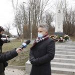 07.03.2021. Bieliny. Uroczystości upamiętniające mieszkańców, którzy 77 lat temu zostali zamordowani przez Niemców. Na zdjęciu: Krzysztof Słoń - senator PiS / Jarosław Kubalski / Radio Kielce