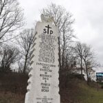 07.03.2021. Bieliny. Pomnik upamiętniający mieszkańców, którzy 77 lat temu zostali zamordowani przez Niemców / Jarosław Kubalski / Radio Kielce