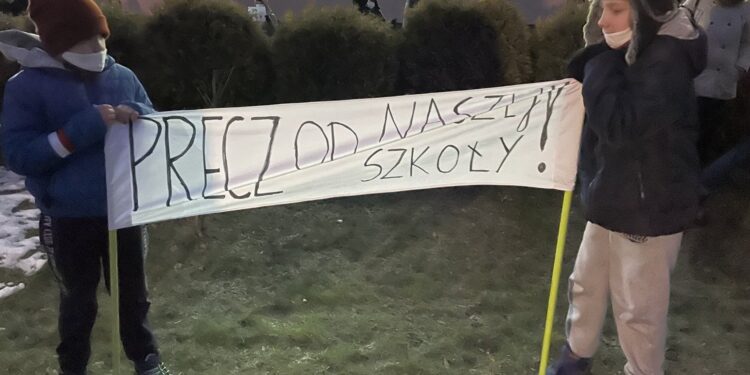 04.02.2021. Sandomierz. Protest rodziców Szkoły Podstawowej nr 2 / Grażyna-Szlęzak-Wójcik / Radio Kielce