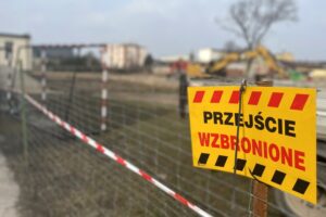 04.03.2021. Jędrzejów. Budowa wielofunkcyjnego boiska przy szkole podstawowej nr 2 / Ewa Pociejowska-Gawęda / Radio Kielce