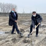 30.03.2021. Sandomierz. Symboliczne wbicie łopaty pod budowę PSZOK. Na zdjęciu (od lewej): Janusz Stasiak - wiceburmistrz Sandomierza i Piotr Sołtyk - prezes PGKiM / Grażyna Szlęzak-Wójcik / Radio Kielce