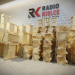 25.02.2020 Radio Kielce. Redakcja rozdawała słuchaczom budki lęgowe dla ptaków / Jarosław Kubalski / Radio Kielce