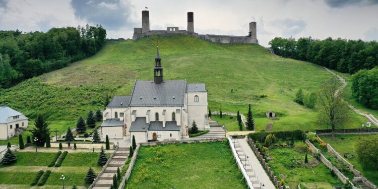 15.05.2020 Chęciny. Widok na miasto. Kościół św. Bartłomieja i zamek / Jarosław Kubalski / Radio Kielce