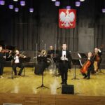08.03.2021 Kielce. Koncert „Z zachwytu dla Pań" w Zespole Państwowych Szkół Muzycznych w Kielcach. Łukasz Gaj i zespół Strauss Ensemble / Jarosław Kubalski / Radio Kielce