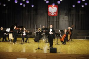 08.03.2021 Kielce. Koncert „Z zachwytu dla Pań" w Zespole Państwowych Szkół Muzycznych w Kielcach. Łukasz Gaj i zespół Strauss Ensemble / Jarosław Kubalski / Radio Kielce