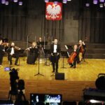 08.03.2021 Kielce. Koncert „Z zachwytu dla Pań" w Zespole Państwowych Szkół Muzycznych w Kielcach. Łukasz Gaj i zespół Strauss Ensemble / Jarosław Kubalski / Radio Kielce