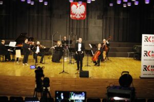 08.03.2021 Kielce. Koncert „Z zachwytu dla Pań" w Zespole Państwowych Szkół Muzycznych w Kielcach. Łukasz Gaj i zespół Strauss Ensemble / Jarosław Kubalski / Radio Kielce