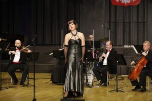 08.03.2021 Kielce. Koncert „Z zachwytu dla Pań" w Zespole Państwowych Szkół Muzycznych w Kielcach. Renata Drozd i zespół Strauss Ensemble / Jarosław Kubalski / Radio Kielce