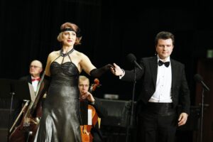 08.03.2021 Kielce. Koncert „Z zachwytu dla Pań" w Zespole Państwowych Szkół Muzycznych w Kielcach. Renata Drozd, Łukasz Gaj i zespół Strauss Ensemble / Jarosław Kubalski / Radio Kielce