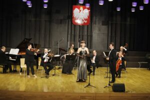 08.03.2021 Kielce. Koncert „Z zachwytu dla Pań" w Zespole Państwowych Szkół Muzycznych w Kielcach. Renata Drozd, Łukasz Gaj i zespół Strauss Ensemble / Jarosław Kubalski / Radio Kielce