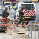 30.03.2021 Kielce. Saperzy zabezpieczają niewybuchy znalezione podczas robót ziemnych przy skrzyżowaniu ulic Seminaryjskiej i Jana Pawła II / Jarosław Kubalski / Radio Kielce