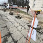 30.03.2021 Kielce. Saperzy zabezpieczają niewybuchy znalezione podczas robót ziemnych przy skrzyżowaniu ulic Seminaryjskiej i Jana Pawła II / Jarosław Kubalski / Radio Kielce
