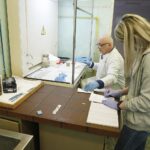 18.02.2021 Starachowice. Zakład patomorfologii przy szpitalu powiatowym. Patomorfolog Krzysztof Daniszewski wstępnie ocenia próbki materiału / Jarosław Kubalski / Radio Kielce